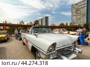 Молодая женщина в ретроавтомобиле. Кабриолет ГАЗ 13 "Чайка" (2024 год). Редакционное фото, фотограф Андрей Иванов / Фотобанк Лори