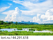 Озеро на фоне города на холме (Нижегородская станция аэрации) Стоковое фото, фотограф Илья Старков / Фотобанк Лори
