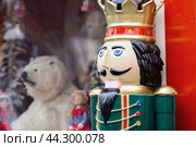 New Year's Eve 2025. Christmas decorations and toys on the streets of the city. A toy soldier, a Nutcracker. Tchaikovsky's ballet. Winter New Year's decor in the center of Moscow. (2023 год). Стоковое фото, фотограф Photojuli / Фотобанк Лори