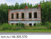 Дом купца Кудашева (развалины). Город Туринск, ул. Косогорная, 2a (2024 год). Редакционное фото, фотограф Алексей Иванов / Фотобанк Лори