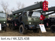 Мощный военный автомобильный кран кс-45710 на шасси камаз 6х6. Волжский, Волгоградская область, Россия. (2020 год). Редакционное фото, фотограф Андрей Цыганков / Фотобанк Лори