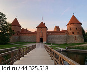 The wooden bridge to Trakai,castle. Red brick ancient castle wall. Vilnius region, Lithuania, (2019 год). Стоковое фото, фотограф Константин Сергеевич Синявин / Фотобанк Лори