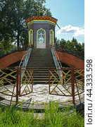 Krestovy Bridge spans Krestovy Canal in Alexander Park. Tsarskoye Selo, near St. Petersburg (2024 год). Редакционное фото, фотограф Валерия Попова / Фотобанк Лори