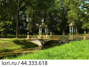 Small Chinese Bridge with dragons in Alexander Park. Tsarskoye Selo (Pushkin) near St Petersburg, Russia (2024 год). Редакционное фото, фотограф Валерия Попова / Фотобанк Лори