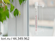 Celsius Thermometer on a Windowpane in a Home. Стоковое фото, фотограф Сергей Толмачёв / Фотобанк Лори