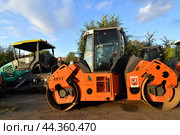 Moscow, Russia - Aug 8. 2024. hamm asphalt rollers stands on the side of the road. Редакционное фото, фотограф Володина Ольга / Фотобанк Лори