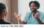 Friendly doctor explaining treatment to his patient using hand gestures. Стоковое AI-видео, аниматор Юрий Поздников / Фотобанк Лори