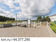 Благоустроенная территория реки Торопа в городе Торопец. Небо с облаками. (2024 год). Редакционное фото, фотограф Сергей Никифоров-Гордеев / Фотобанк Лори