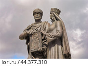 Александр Невский и его супруга княжна Александра с иконой в руках. Фрагмент памятника в городе Торопец Тверской области. (2024 год). Редакционное фото, фотограф Сергей Никифоров-Гордеев / Фотобанк Лори