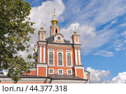 Корсунско-Богородицкий собор в городе Торопец Тверской области. Голубое небо, белые облака. (2024 год). Редакционное фото, фотограф Сергей Никифоров-Гордеев / Фотобанк Лори