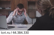 Young applicant explaining during job interview. Стоковое видео, видеограф Константин Шишкин / Фотобанк Лори