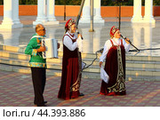 Весёлые частушки на фестивале "Частушка-душа народа" (2024 год). Редакционное фото, фотограф Владимир Абакумов / Фотобанк Лори