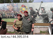 Герой России Сергей Иванович Лысюк поздравляет сдавших экзамен спецназовцев на ношение Крапового берета (2024 год). Редакционное фото, фотограф Дмитрий Неумоин / Фотобанк Лори