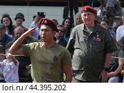 Герой России Сергей Иванович Лысюк вручает Краповый берет бойцу спецназа (2024 год). Редакционное фото, фотограф Дмитрий Неумоин / Фотобанк Лори