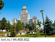 Вид на высотное здание у Красных Ворот. Солнечный летний день. Москва (2024 год). Редакционное фото, фотограф E. O. / Фотобанк Лори