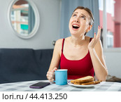 Screaming displeased young woman splashing out emotions. Стоковое фото, фотограф Яков Филимонов / Фотобанк Лори