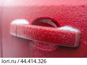 Frozen car door handle. Closeup of car door handle and lock covered in ice during winter storm. Concept of winter driving preparedness and safety. Стоковое фото, фотограф Павел Муравьев / Фотобанк Лори