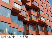 Проспект Академика Сахарова, дом 7. Фрагмент здания. Крупный план. Солнечный день. Москва (2024 год). Редакционное фото, фотограф E. O. / Фотобанк Лори