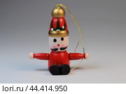 Елочная игрушка деревянная яркая Солдатик (городовой), украшение на елку, ручная работа. Редакционное фото, фотограф Татьяна Костенко / Фотобанк Лори
