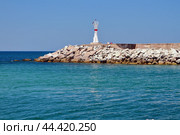 Волнолом с маяком. Шиле, Стамбул, Турция (2024 год). Стоковое фото, фотограф Вадим Хомяков / Фотобанк Лори