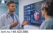 Doctor showing medical scans to patient and explaining diagnosis. Стоковое AI-видео, аниматор Юрий Поздников / Фотобанк Лори