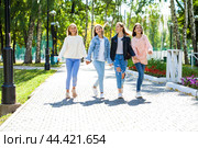 Four happy young girlfriends walking in autumn park. Стоковое фото, фотограф Андрей Аркуша / Фотобанк Лори