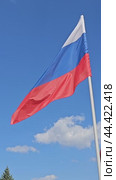 Russian flag against blue sky. Стоковое видео, видеограф Наталия Попова / Фотобанк Лори