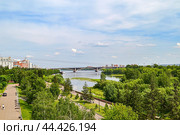 Набережная реки Енисей и Коммунальный мост вдали. Город Красноярск (2024 год). Стоковое фото, фотограф Александр Тараканов / Фотобанк Лори