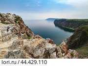 Озеро Байкал. Скалы мыса Шунтэ-Левого (Мыс Любви) Стоковое фото, фотограф Александр Тараканов / Фотобанк Лори