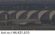 Airbus A380 of Qatar Airways taxiing to the terminal (2023 год). Редакционное видео, видеограф Игорь Жоров / Фотобанк Лори