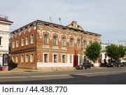Старинное здание в городе Кирове, особняк Савинцевых (2013 год). Редакционное фото, фотограф Солодовникова Елена / Фотобанк Лори