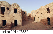 View of old Gsar al-Dagaghra settlement with ruined storage areas in Tunisia. Стоковое видео, видеограф Яков Филимонов / Фотобанк Лори