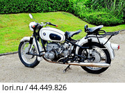 Белый туристический мотоцикл марки BMW R60/2 1967 г. выпуска  на ретро-выставке мотоциклов и мопедов в провинции Франции (2016) Редакционное фото, фотограф Вера Смолянинова / Фотобанк Лори