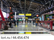 Sheremetyevo airport. hall with flight information monitors and cafe in Terminal C (2023 год). Редакционное фото, фотограф Павел Муравьев / Фотобанк Лори