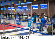 Moscow, Russia, Sheremetyevo Airport check-in counters in Terminal C (2023 год). Редакционное фото, фотограф Павел Муравьев / Фотобанк Лори