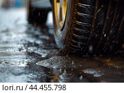 Wet tire on rainy street closeup. Стоковое AI-изображение, AI-художник Иван Рябоконь / Фотобанк Лори