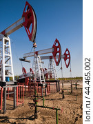 Нефтяные качалки - старый традиционный метод добычи нефти из недр. Стоковое фото, фотограф Павел Просянов / Фотобанк Лори