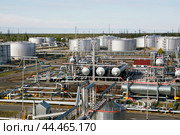 Цех по перегону и перекачки нефти, цистерны. Западная Сибирь, Тюменская область, Ханты-Мансийский автономный округ. Стоковое фото, фотограф Павел Просянов / Фотобанк Лори