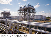 Емкости , трубы, резервуары, цистерны - нефтяная промышленность России. Стоковое фото, фотограф Павел Просянов / Фотобанк Лори