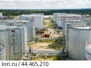 Нефтяные цистерны на фоне облачного неба. Стоковое фото, фотограф Павел Просянов / Фотобанк Лори