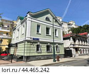 Дом 11 во Вспольном переулке 1840 года постройки. Россия, город Москва. Стоковое фото, фотограф Овчинникова Ирина / Фотобанк Лори