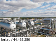 Емкости , трубы, резервуары, нефтяная промышленность России. Стоковое фото, фотограф Павел Просянов / Фотобанк Лори