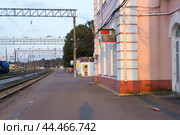 Фрагмент железнодорожного вокзала и перрон в городе Ельце (2024 год). Редакционное фото, фотограф Роман Лукьянов / Фотобанк Лори