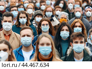 Толпа людей в медицинских масках. Стоковое AI-изображение, AI-художник Максим Коломыченко / Фотобанк Лори