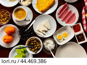 Turkish breakfast: egg, vegetables, cheeses, olives and ham. Halal breakfast. Стоковое фото, фотограф Яков Филимонов / Фотобанк Лори