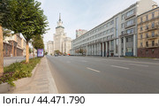 Садовая-Черногрязская улица в Москве, высотное здание у Красных ворот (2024 год). Редакционное фото, фотограф Владимир Чинин / Фотобанк Лори