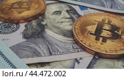 Exploring the intersection of cryptocurrency and cash in contemporary finance. Стоковое видео, видеограф Сергей Толмачёв / Фотобанк Лори