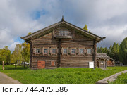 Дом-двор крестьянина Клокотова,  Музей деревянного зодчества Малые Карелы, Архангельская область, Россия (2023 год). Редакционное фото, фотограф Инна Грязнова / Фотобанк Лори