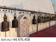 Свещенные колокола на храме Золотая Гора (Wat Sa Ket Ratchaworamahawihan (The Golden Mount))   - Бангкок, Таиланд (2023 год). Стоковое фото, фотограф Дымов Игорь / Фотобанк Лори