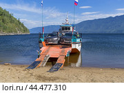 Автомобильный паром готовится к разгрузке. Телецкое озеро, горный Алтай, Россия. Солнечный день в августе. (2024 год). Редакционное фото, фотограф Сергей Рыбин / Фотобанк Лори